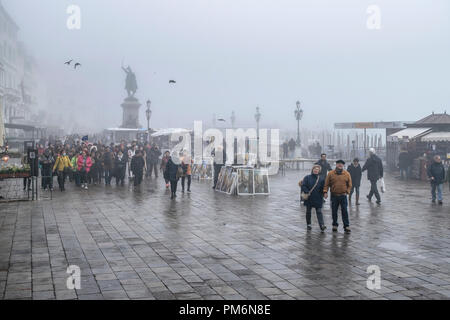 Venedig, Italien, 12. Januar - 2018 - Winter neblig städtische Szene mit Menschen zu Fuß an der Straße in der Stadt Venedig, Italien Stockfoto