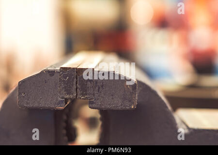 Metall tisch Schraubstock mit geschlossenen Backen mit Copyspace Stockfoto