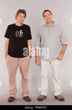 (L-R) PETER FARRELLY, BOBBY FARRELLY, Co-Autoren/Regisseuren/Produzenten von New Line Cinema Komödie "HALL PASS", ein Warner Bros.-Bilder freigeben. Stockfoto