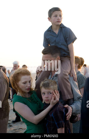 Von links, im Uhrzeigersinn: Jessica Chastain, Laramie Eppler, Brad Pitt und Tye Sheridan in den BAUM DES LEBENS. Stockfoto