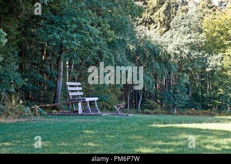 Deutsche Landschaft mit einer großen Bank in der Eifel in der Nähe von Gerolstein. Stockfoto