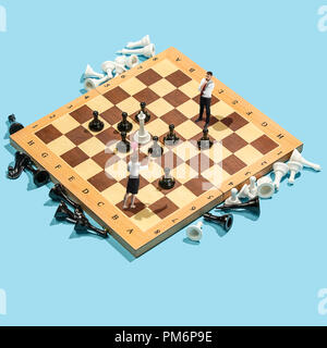 Unternehmerische Entscheidung Konzept. Miniatur Personen: kleine Unternehmer und Frau zahlen Stehen und Gehen auf Schachbrett mit Schachfiguren. Geschäftsprozesse, Strategie und Management Konzepte. Collage Stockfoto