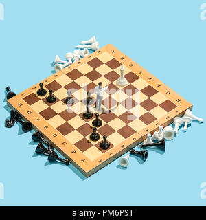 Unternehmerische Entscheidung Konzept. Miniatur Personen: kleine Unternehmer Abbildung stehen und gehen auf Schachbrett mit Schachfiguren. Geschäftsprozesse, Strategie und Management Konzepte. Collage Stockfoto