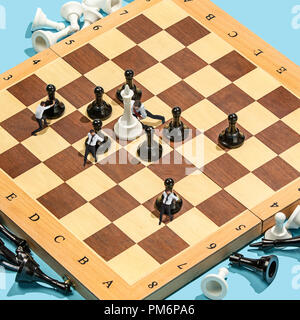 Unternehmerische Entscheidung Konzept. Miniatur Personen: kleine Geschäftsleute zahlen Stehen und Gehen auf Schachbrett mit Schachfiguren. Geschäftsprozesse, Strategie und Management Konzepte. Collage Stockfoto