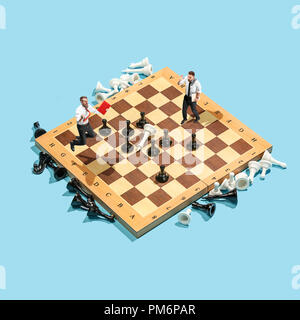 Unternehmerische Entscheidung Konzept. Miniatur Personen: kleine Geschäftsleute zahlen Stehen und Gehen auf Schachbrett mit Schachfiguren. Geschäftsprozesse, Strategie und Management Konzepte. Collage Stockfoto