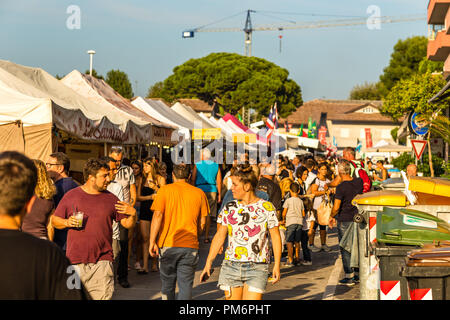 CERVIA (RA), Italien - 16. SEPTEMBER 2018: Touristen, die in Europäischen Markt, Straße Ausstellung der typischen Produkte und Aromen aus Europa Stockfoto