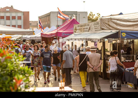 CERVIA (RA), Italien - 16. SEPTEMBER 2018: Touristen, die in Europäischen Markt, Straße Ausstellung der typischen Produkte und Aromen aus Europa Stockfoto