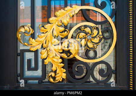 Verzierungen an der Tür des kroatischen Parlaments, Zagreb, Kroatien. Stockfoto