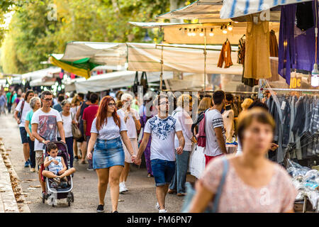 CERVIA (RA), Italien - 16. SEPTEMBER 2018: Touristen, die in Europäischen Markt, Straße Ausstellung der typischen Produkte und Aromen aus Europa Stockfoto