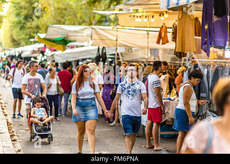 CERVIA (RA), Italien - 16. SEPTEMBER 2018: Touristen, die in Europäischen Markt, Straße Ausstellung der typischen Produkte und Aromen aus Europa Stockfoto