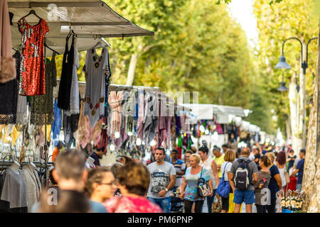 CERVIA (RA), Italien - 16. SEPTEMBER 2018: Touristen, die in Europäischen Markt, Straße Ausstellung der typischen Produkte und Aromen aus Europa Stockfoto