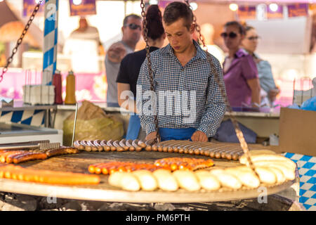 CERVIA (RA), Italien - 16. SEPTEMBER 2018: Mann kochen Würstchen und Brot auf Grill wie die bayerische Küche im europäischen Markt, Straße Ausstellung o Stockfoto