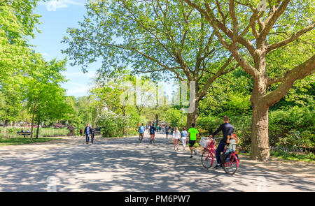 Amsterdam, Niederlande, 11. Mai 2018: Leute Joggen im Vondelpark entfernt, an einem sonnigen Tag Stockfoto