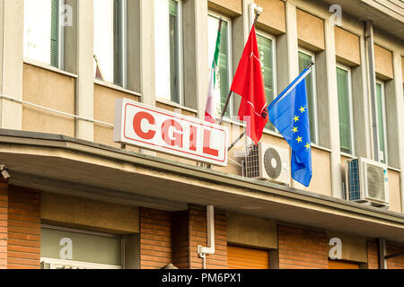 CERVIA (RA), Italien - 16. SEPTEMBER 2018: Licht erleuchten CGIL Logo auf Gebäude Stockfoto