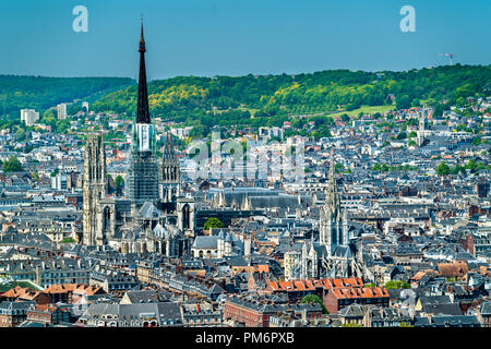 Luftaufnahme von Notre Dame Kathedrale und Kirche Saint-Maclou in Rouen, Frankreich Stockfoto