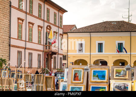 CERVIA (RA), Italien - 16. SEPTEMBER 2018: Touristen, Ausstellung von Gemälden in Hauptplatz Stockfoto