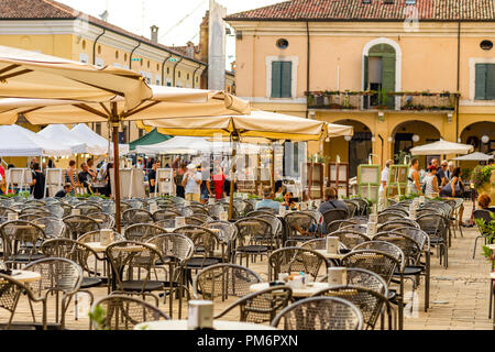 CERVIA (RA), Italien - 16. SEPTEMBER 2018: Touristen, Getränke in der Bar im historischen Zentrum Stockfoto