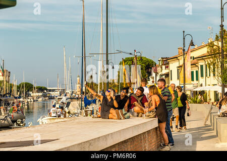 CERVIA (RA), Italien - 16 September, 2018: Glückliche Freunde eine selfie in Marina Stockfoto