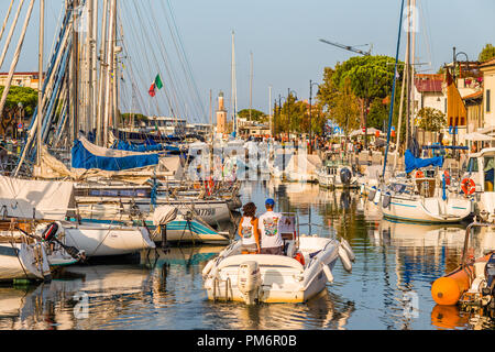 CERVIA (RA), Italien - 16. SEPTEMBER 2018: Sonnenlicht erleuchtenden Boot durch günstig chartern Boote in der Marina Stockfoto