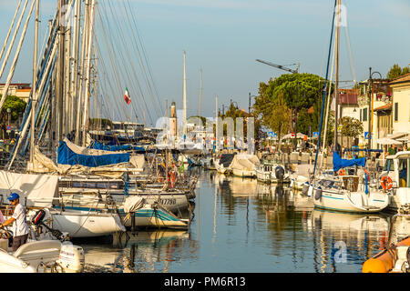 CERVIA (RA), Italien - 16. SEPTEMBER 2018: Sonnenlicht erleuchtenden günstig chartern Boote in der Marina Stockfoto