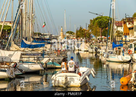 CERVIA (RA), Italien - 16. SEPTEMBER 2018: Sonnenlicht erleuchtenden Boot durch günstig chartern Boote in der Marina Stockfoto