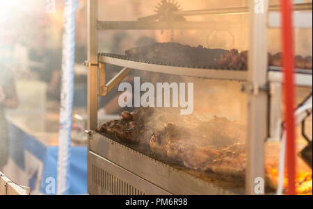 Argentinische Fleisch ist das Rauchen beim Backen auf dem Grill in ein Markt Stockfoto