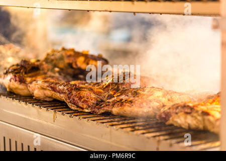 Argentinische Fleisch ist das Rauchen beim Backen auf dem Grill in ein Markt Stockfoto