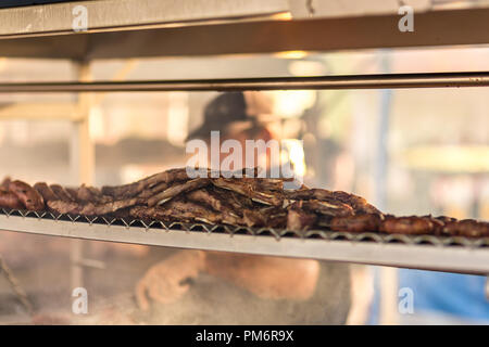 Argentinische Fleisch ist das Rauchen beim Backen auf dem Grill in ein Markt Stockfoto