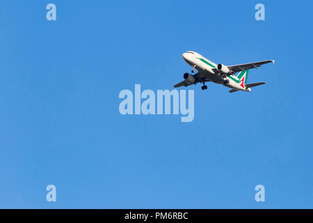 Fiumicino, Italien September 02; 2018: Eine schöne Alitalia s Flugzeug Modell Airbus A 319-111 bereit zur Landung in Internationalen Flughafen Fiumicino Stockfoto