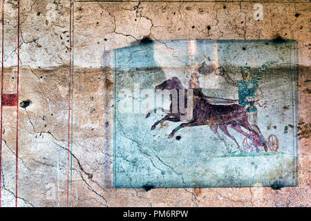 Fresko mit der Aurighi in einem Flur des Aurighi Mietshaus in der archäologischen Ausgrabungen des Antiken Ostia - Rom Stockfoto