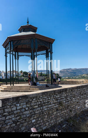 Spanien, Ronda - 21. Juni 2017:, malerischen Blick auf Touristen bewundern die Schlucht in Ronda, Spanien Stockfoto