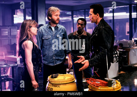 Szenenfoto aus "Terminator 2: Judgment Day" Linda Hamilton, Direktor James Cameron, Joe Morton, Arnold Schwarzenegger © 1991 Carolco Photo Credit: Zade Rosenthal Stockfoto