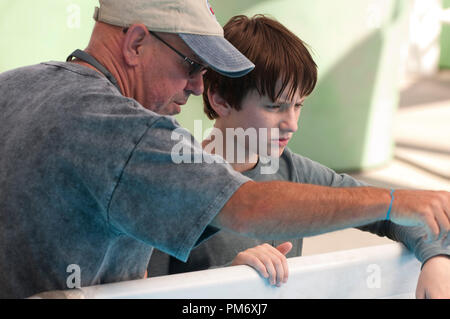 Regisseur Charles Martin Smith mit NATHAN GAMBLE zum Set der Alcon Entertainment Family Adventure Dolphin Tale ein Warner Bros.-Bilder freigeben. Stockfoto