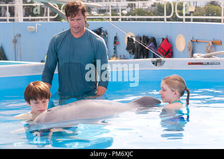 L-R: NATHAN GAMBLE als Sawyer Nelson, Harry Connick jr. Wie Dr. Ton Haskett und gemütlich ZUEHLSDORFF als Hazel Haskett mit Winter in der Alcon Entertainment Family Adventure Dolphin Tale ein Warner Bros.-Bilder freigeben. Stockfoto