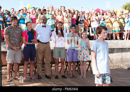 L-R: Harry Connick jr. Wie Dr. Ton Haskett, AUSTIN HIGHSMITH als Phoebe, Morgan Freeman als Dr. Cameron McCarthy, JULIANA HARKAVY wie Rebecca, BETSY LANDIN wie Kat, gemütlich ZUEHLSDORFF als Hazel Haskett und NATHAN GAMBLE als Sawyer Nelson in der Alcon Entertainment Family Adventure Dolphin Tale ein Warner Bros.-Bilder freigeben. Stockfoto