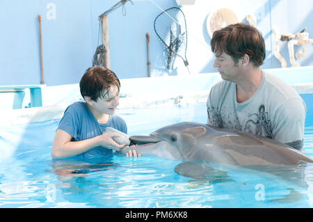 NATHAN GAMBLE als Sawyer Nelson und Harry Connick jr. Wie Dr. Ton Haskett mit Winter in der Alcon Entertainment Family Adventure Dolphin Tale ein Warner Bros.-Bilder freigeben. Stockfoto