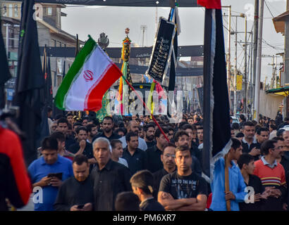 Kaschmir schiitische Muslime Rituale durchführen, wie sie Teil an 6 Tag der Ashura Prozession in Srinagar, am Montag. Schiitischen gedenkt Muharram, dem ersten Monat des Mondkalenders, als Monat der Trauer in Erinnerung des Martyriums Islamischen Propheten Mohammed PBUH Enkel Imam Hussain (Friede sei mit ihm), die am 10. Tag des Muharram in der Schlacht von Kerbela im Jahr 680 A.D einigen 1400 Jahren gemartert wurde. Stockfoto