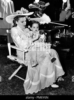 Studio Publicity still: Am Set von „in the Good Old Summer“ 1949 MGM Judy Garland and Daughter Liza File Reference # 31202 1071THA Stockfoto