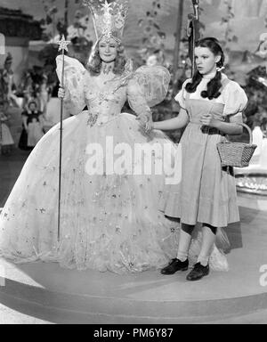 Studio Publicity still: The Wizard of Oz Billie Burke, Judy Garland 1939 MGM File Reference # 31202 1097THA Stockfoto