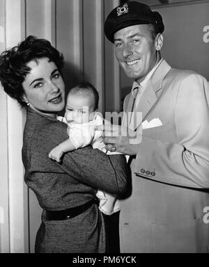 Studio Publicity still: Elizabeth Taylor mit Ehemann Michael Wilding und Baby Michael 1953 File Reference # 31202 1162THA Stockfoto