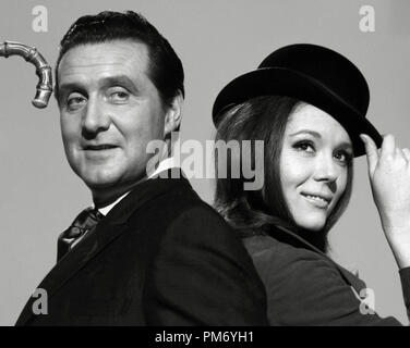 Patrick Macnee und Diana Rigg "Die Rächer" ca. 1967. Datei Referenz # 31202 122 THA Stockfoto