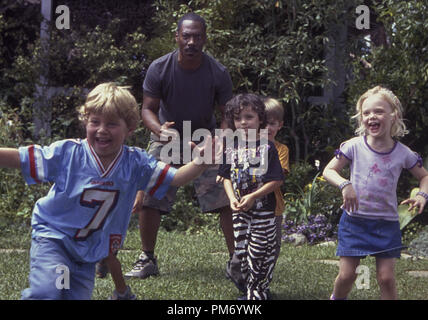 Film Still / Werbung immer noch von "Daddy Day Care" Eddie Murphy, Elle Fanning © 2003 Columbia Foto: Bruce McBroom Datei Referenz # 30753125 THA nur für redaktionelle Verwendung - Alle Rechte vorbehalten Stockfoto