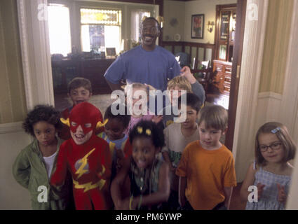 Film Still / Werbung immer noch von "Daddy Day Care" Eddie Murphy, Elle Fanning © 2003 Columbia Foto: Bruce McBroom Datei Referenz # 30753126 THA nur für redaktionelle Verwendung - Alle Rechte vorbehalten Stockfoto