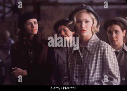 Film Still / Werbung immer noch von "Mona Lisa Smile" Julia Roberts, Julia Stiles © 2003 Columbia Photo Credit: Bob Marshak Datei Referenz # 30753147 THA nur für redaktionelle Verwendung - Alle Rechte vorbehalten Stockfoto