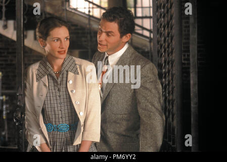 Film Still / Werbung immer noch von "Mona Lisa Smile" Julia Roberts, Dominic West © 2003 Columbia Photo Credit: Bob Marshak Datei Referenz # 30753148 THA nur für redaktionelle Verwendung - Alle Rechte vorbehalten Stockfoto