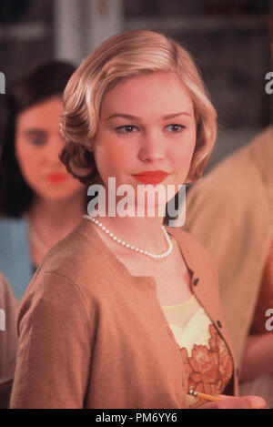 Film Still / Werbung immer noch von "Mona Lisa Smile" Julia Stiles © 2003 Columbia Photo Credit: Bob Marshak Datei Referenz # 30753150 THA nur für redaktionelle Verwendung - Alle Rechte vorbehalten Stockfoto