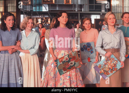 Film Still / Werbung immer noch von "Mona Lisa Smile" Kirsten Dunst, Ginnifer Goodwin, Maggie Gyllenhaal, Julia Stiles © 2003 Columbia Photo Credit: Bob Marshak Datei Referenz # 30753154 THA nur für redaktionelle Verwendung - Alle Rechte vorbehalten Stockfoto