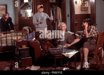 Film Still / Werbung immer noch von "Mona Lisa Smile" Maggie Gyllenhall, Laura Allen, Julia Stiles © 2003 Columbia Photo Credit: Bob Marshak Datei Referenz # 30753155 THA nur für redaktionelle Verwendung - Alle Rechte vorbehalten Stockfoto