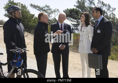 Szenenfoto aus "Get Smart" Cedric Yarbrough, James Caan, Alan Arkin, Anne Hathaway, Dwayne "The Rock" Johnson © 2008 Warner Brothers Photo Credit: Tracy Bennett Datei Referenz # 307551174 THA nur für redaktionelle Verwendung - Alle Rechte vorbehalten Stockfoto