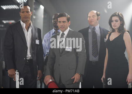 Szenenfoto aus "Get Smart" mit Dwayne "The Rock" Johnson, Terry Crews, Steve Carell, David Koechner, Anne Hathaway © 2008 Warner Brothers Photo Credit: Tracy Bennett Datei Referenz # 307551184 THA nur für redaktionelle Verwendung - Alle Rechte vorbehalten Stockfoto